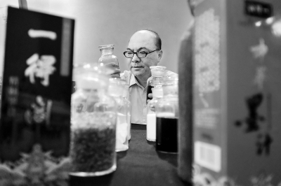 澳门六叔，笔墨间的艺术传奇